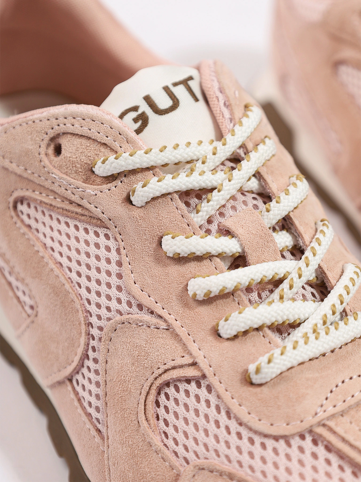 Кроссовки комбинированные розового цвета на низкой подошве